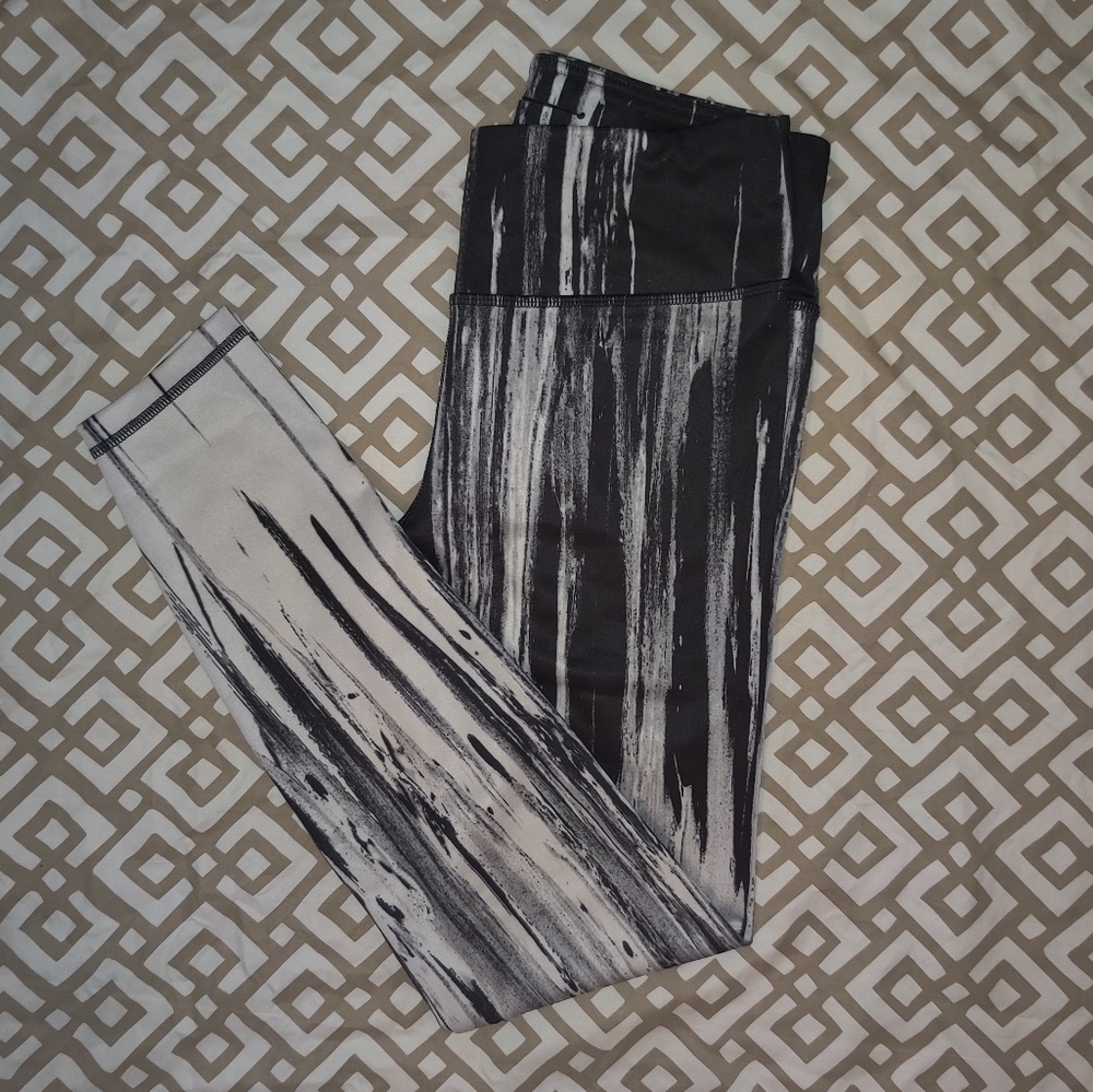 Shape Black and White Leggings